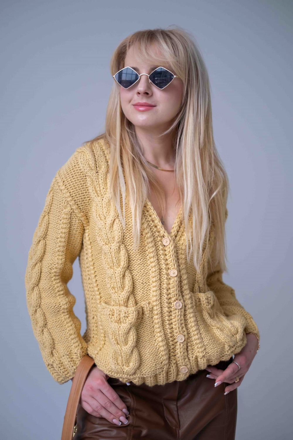Kobieta w żółtym kardiganie Sirka handmade