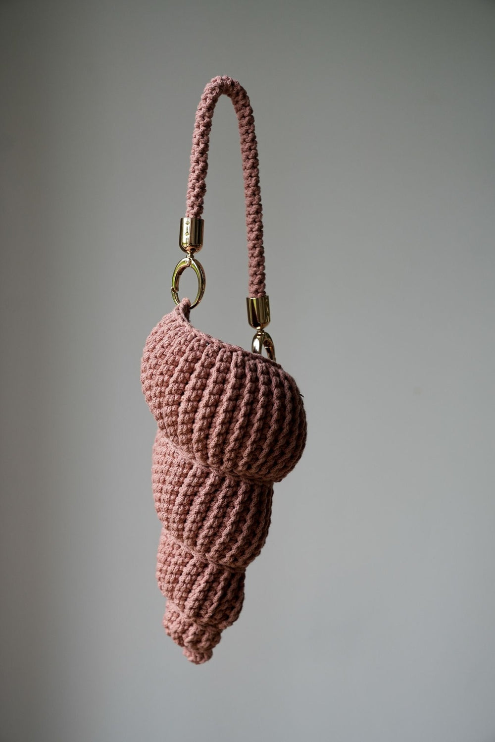 Torebka robiona ręcznie w kształcie muszelki Sirka handmade w odcieniu różowe złoto