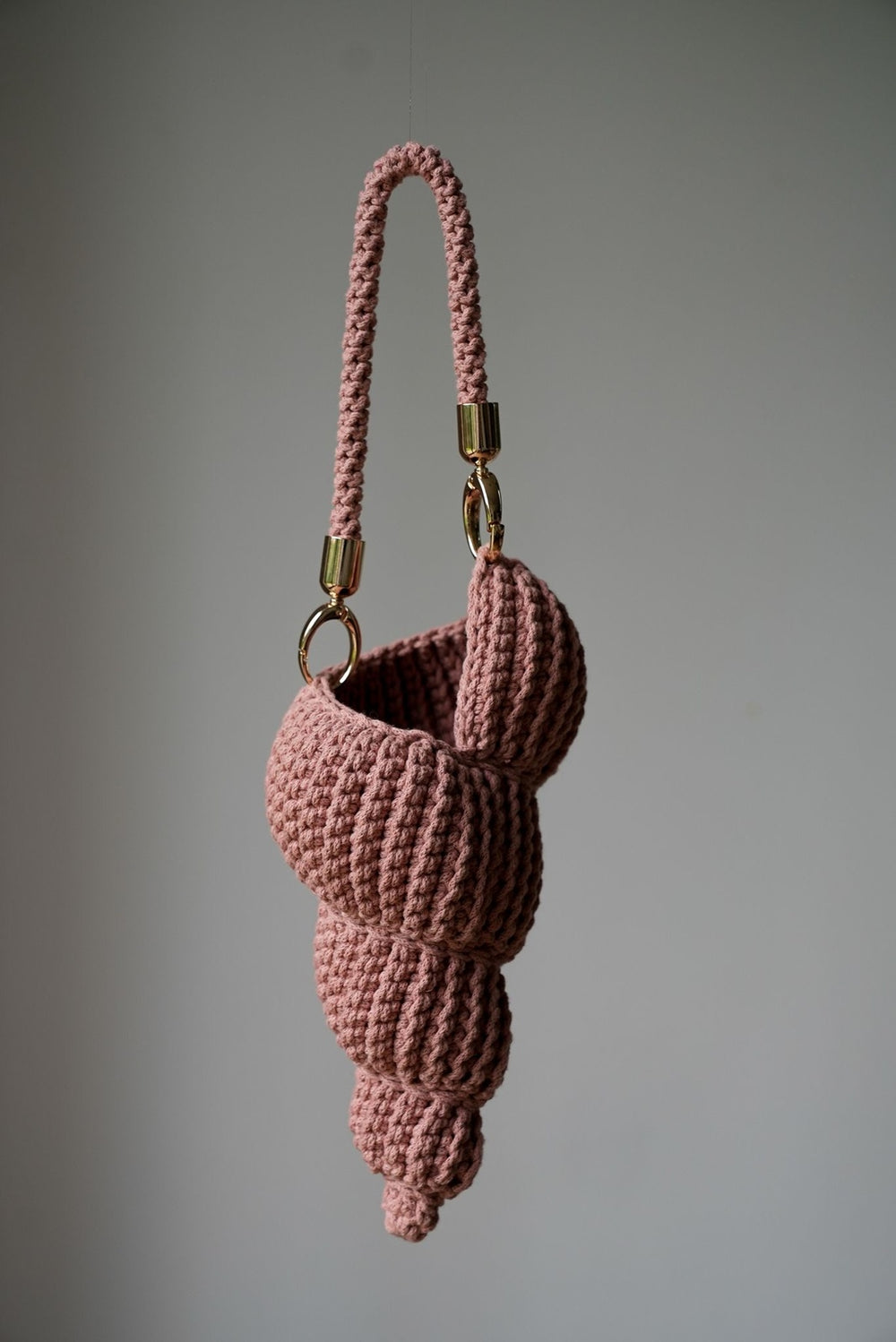 Torebka robiona ręcznie w kształcie muszelki Sirka handmade w odcieniu różowe złoto