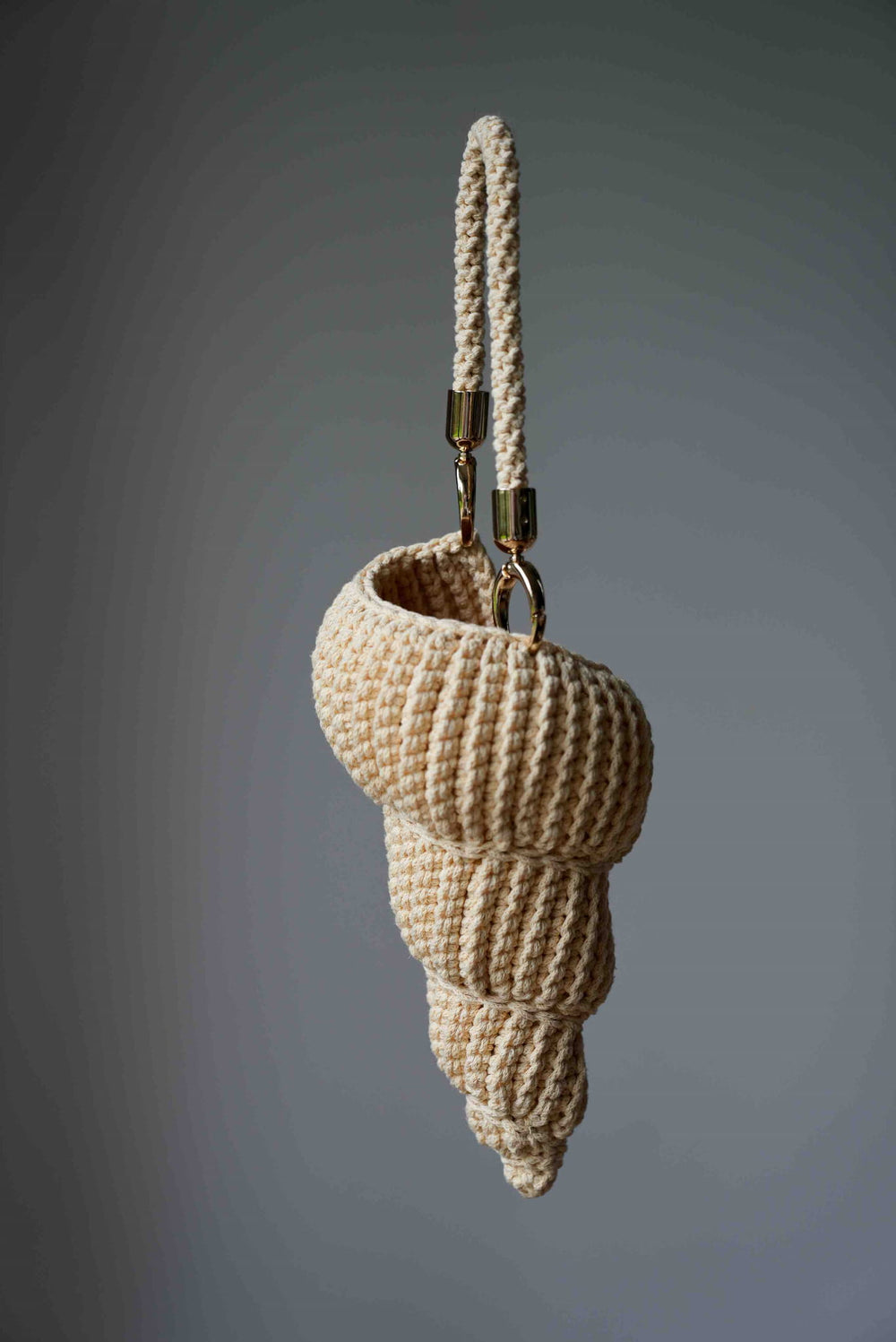 Ręcznie robiona torebka do ręki w kształcie muszelki Sirka handmade