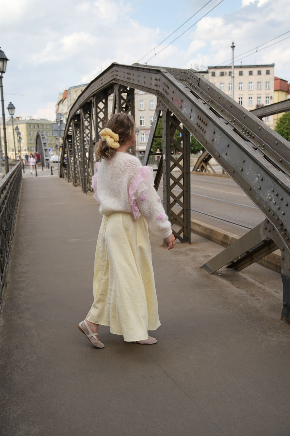 Głowa kobiety z włosami spiętymi w kok gumką scrunchie Sirka handmade