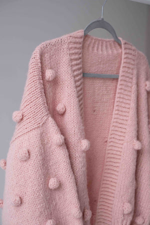 Różowy kardigan w bąble Sirka handmade na wieszaku