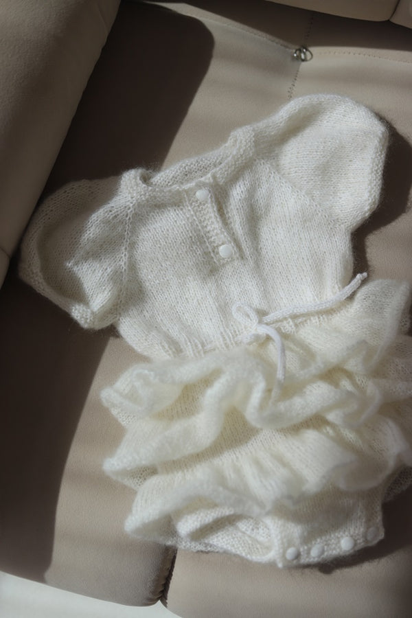 Dziecięca sukieneczka ręcznie robiona  w odcieniu białym z falbankami Sirka handmade