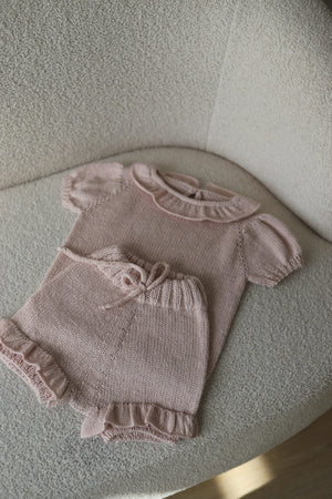 Dziecięcy zestaw w odcieniu pudrowo różowym spodenki bloomersy i sweterek z aplaki i jedwabiu Sirka handmade 