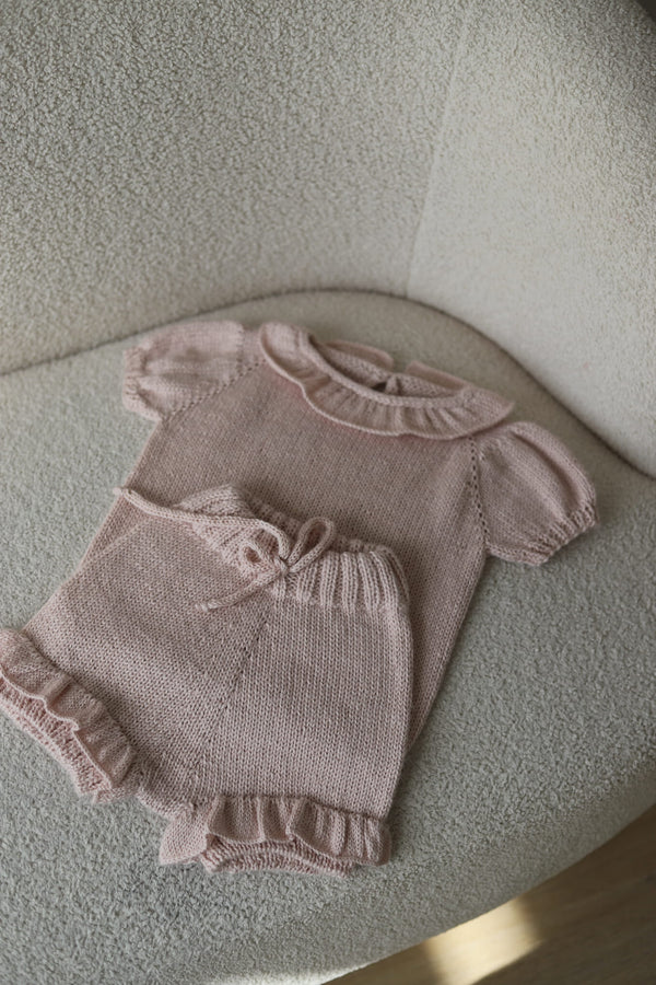 Dziecięcy zestaw w odcieniu pudrowo różowym spodenki bloomersy i sweterek z aplaki i jedwabiu Sirka handmade 