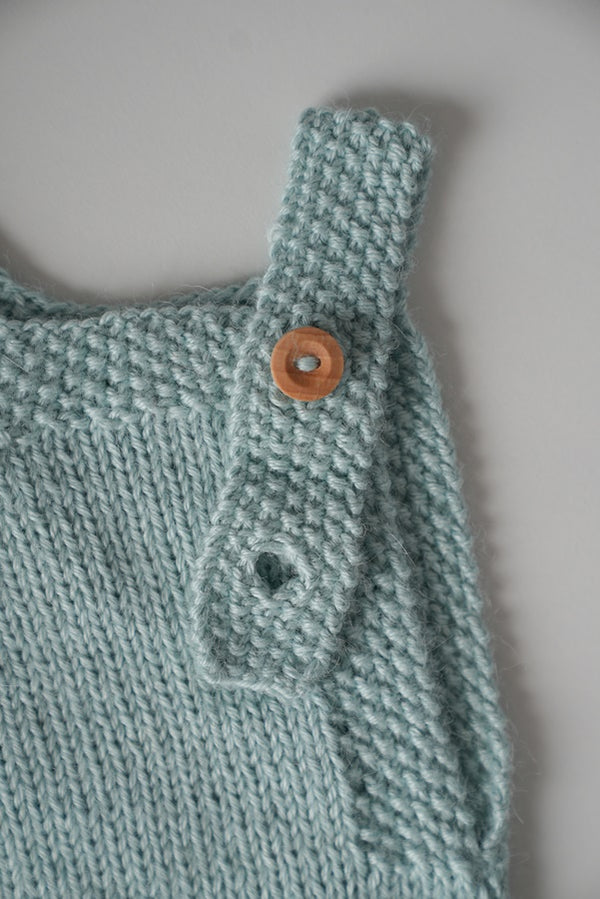 Zapięcie guziczek w dziecięcych bloomersach robionych ręcznie Sirka handmade 