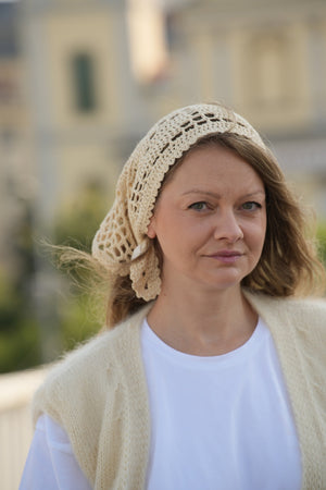 Twarz kobiety w chuście zawiązanej na głowie Sirka handmade