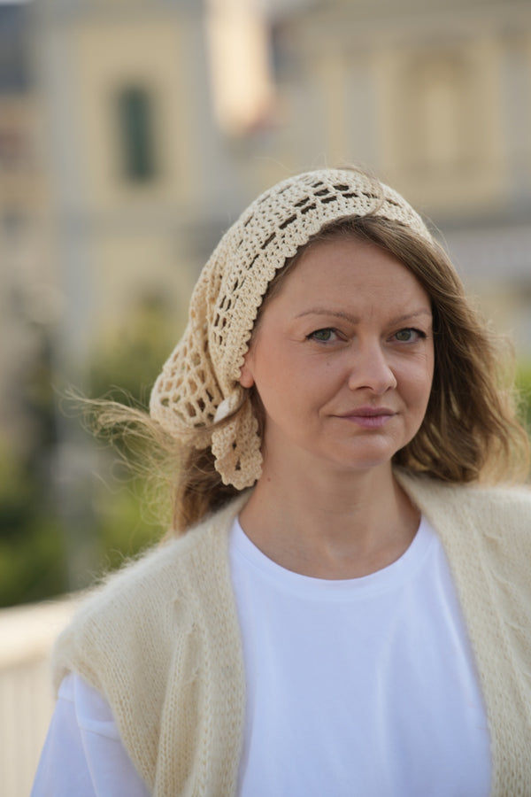 Twarz kobiety w chuście zawiązanej na głowie Sirka handmade
