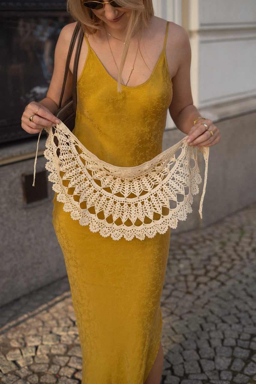 Ręcznie robiona chusta z jedwabiu na sukience Sirka handmade