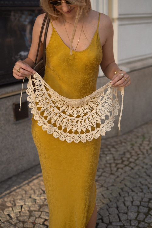 Kobieta trzymająca ręcznie robioną chustę z jedwabiu Sirka handmade