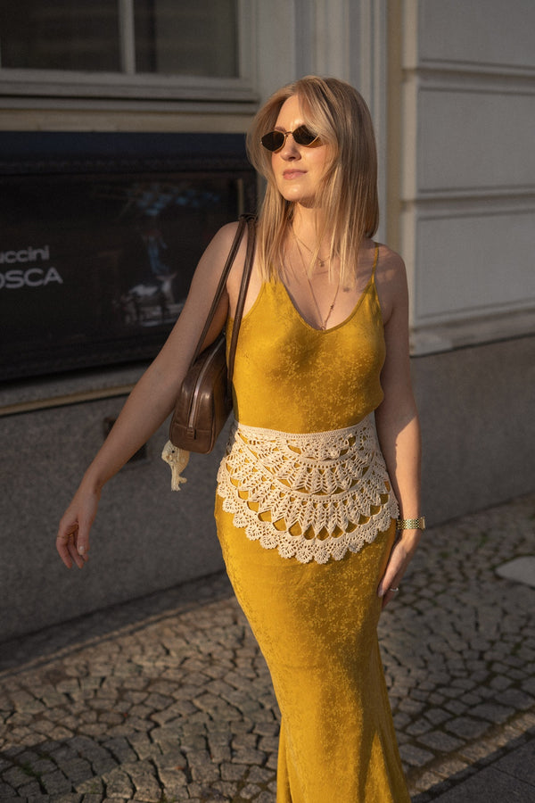 Kobieta w sukience z ręcznie robiąną jedwabną chustą Sirka handmade