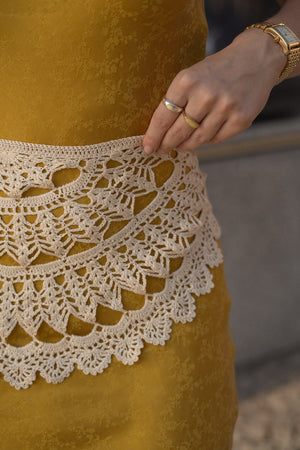 ręcznie robiona chusta Sirka handmade na sukience