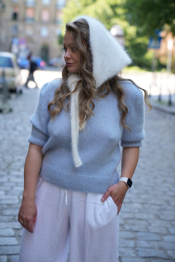 Kobieta w mieście w swetrze i chuście z angory i wełny merino Sirka handmade