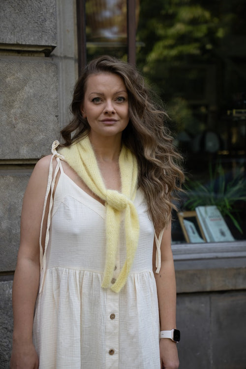 Kobieta w chuście z angory i wełny merino Sirka handmade w odcieniu masełkowym