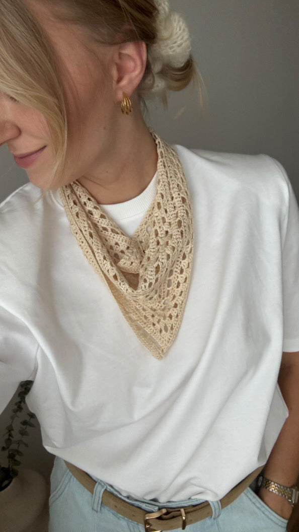 Chusta Sirka handmade zawiązana na szyi kobiety