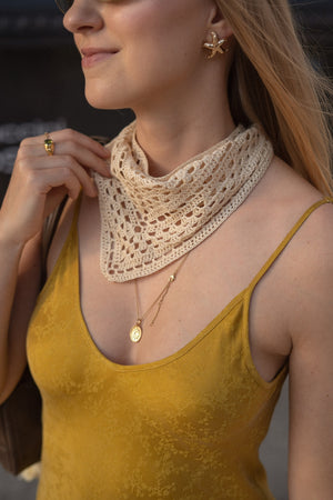 Kobieta trzymająca chustę Sirka handmade