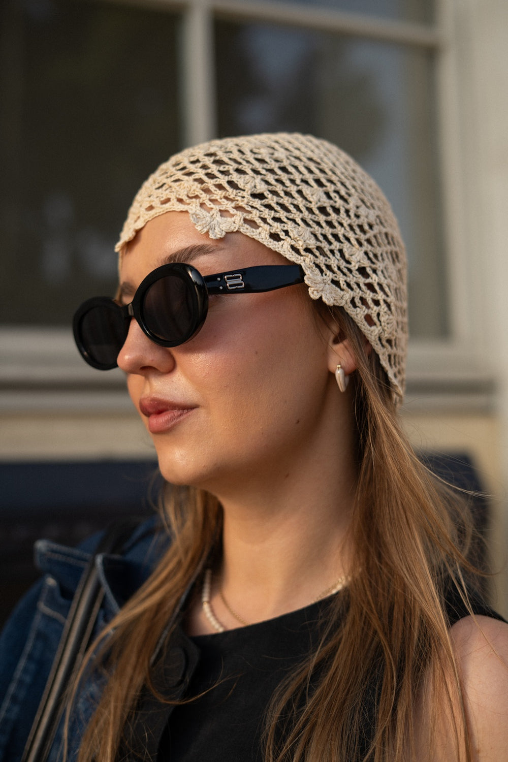 Głowa kobiety w okularach i jedwabnej czapeczce Sirka handmade