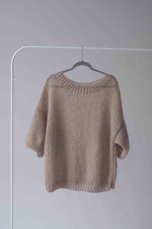 Sweter Daisy, Sirka handmade w odcieniu jasny beż na wieszaku