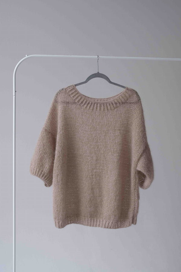 Sweter Daisy, Sirka handmade w odcieniu jasny beż na wieszaku