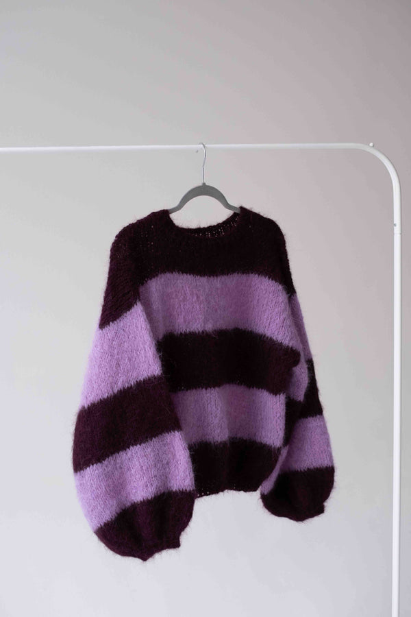 Sweter w pasy Duo z alpaki suri z merynosem Sirka na wieszaku
