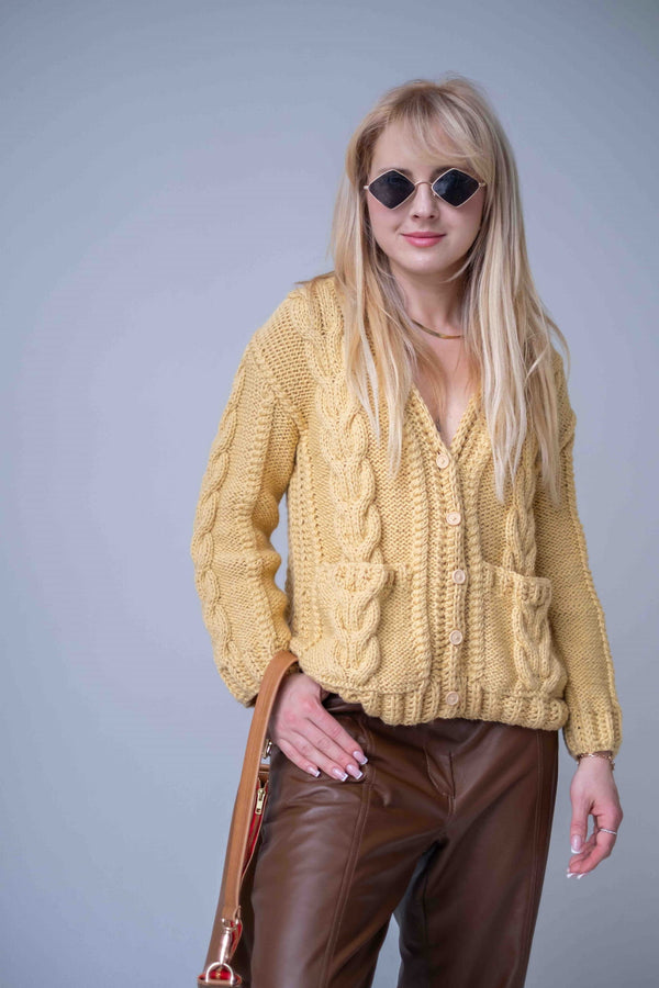 Uśmiechnięta kobieta w żółtym kardiganie Sirka handmade