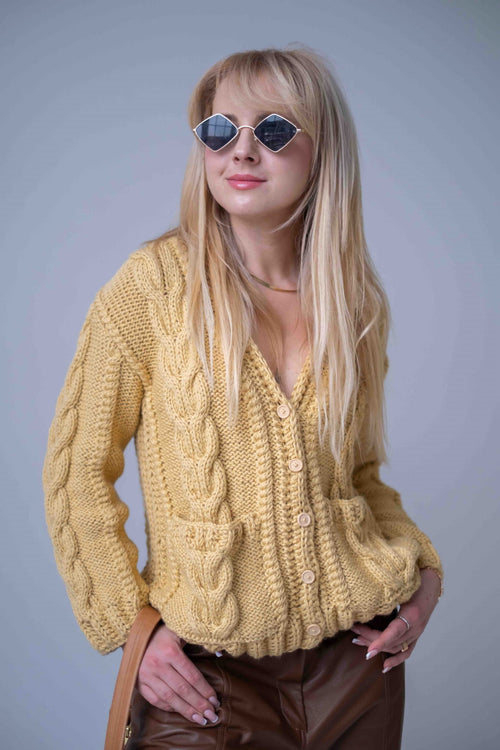 Kobieta w żółtym kardiganie Sirka handmade