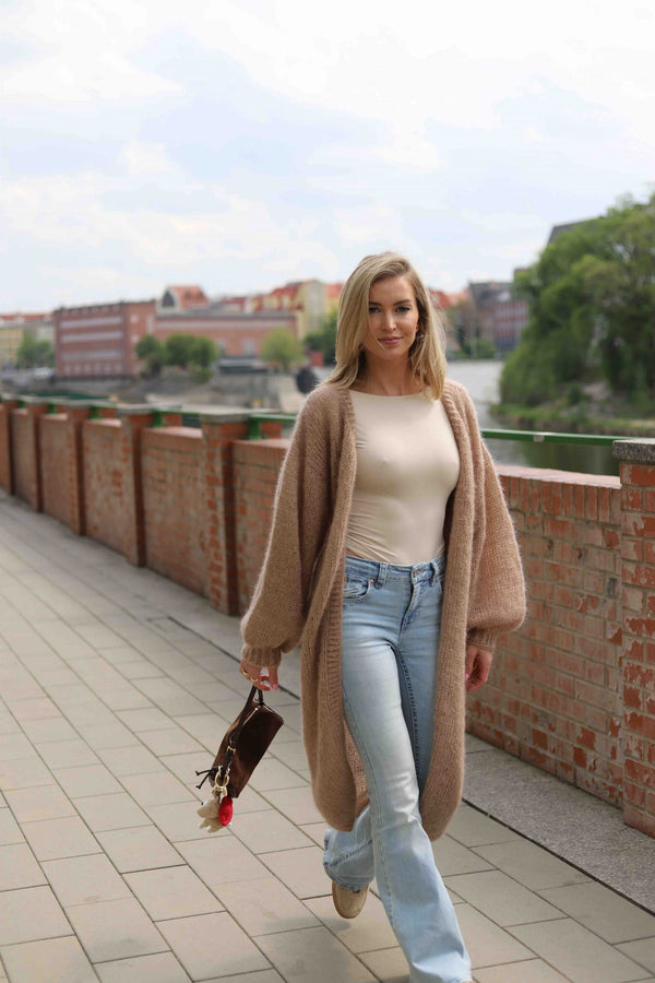 Kobieta idąca chodnikiemw długim kardiganie Gaja w odcieniu mocca mouse Sirka handmade