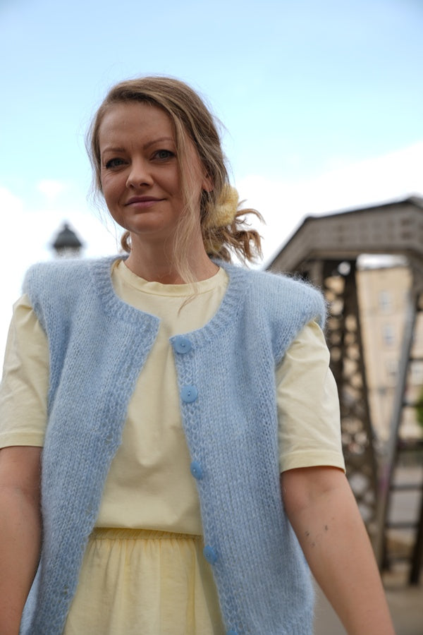 Kobieta w błękitnej kamizelce Sirka handmade