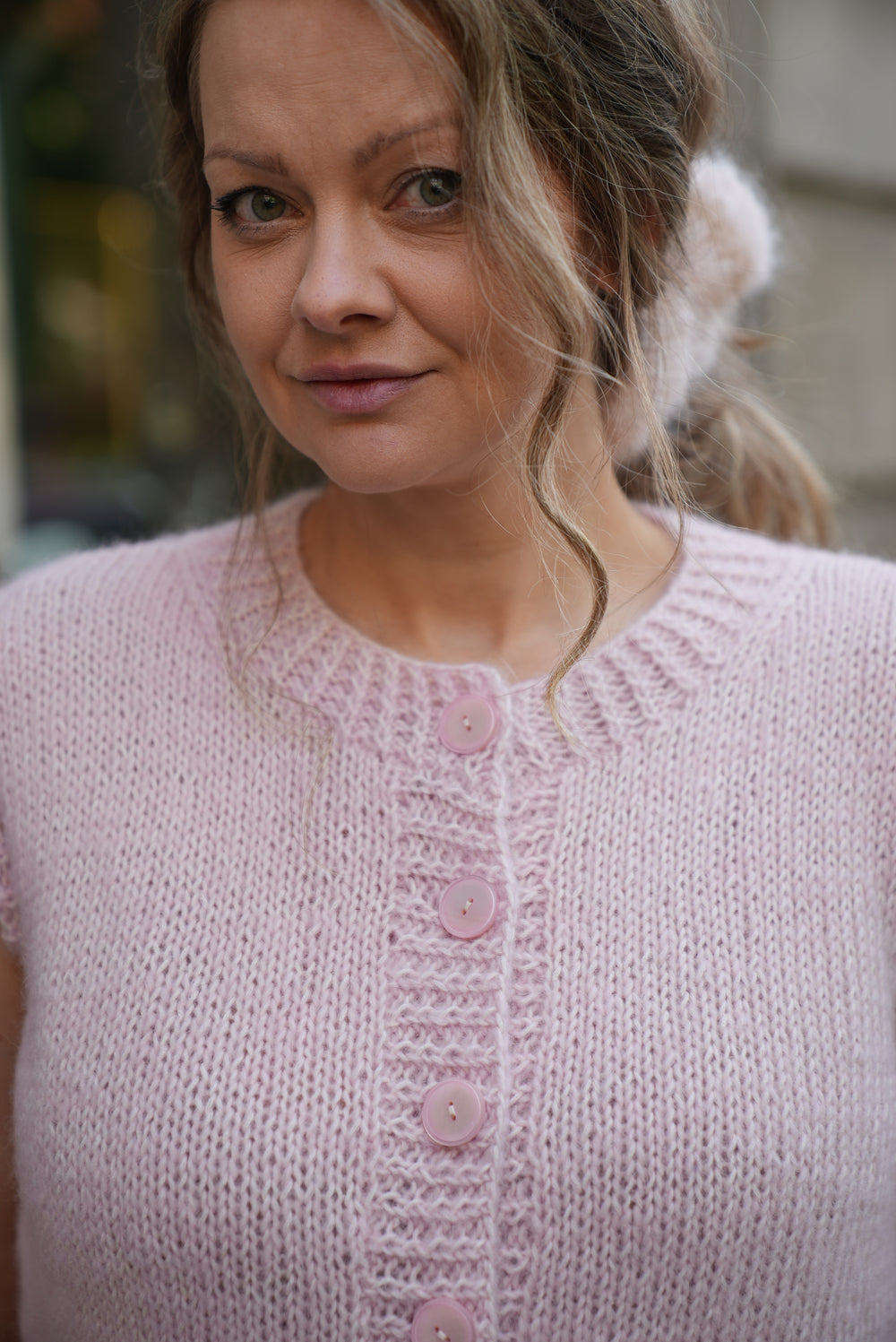Kobieta w kamizelce z wełny merino w odcieniu różowym Sirka handmade