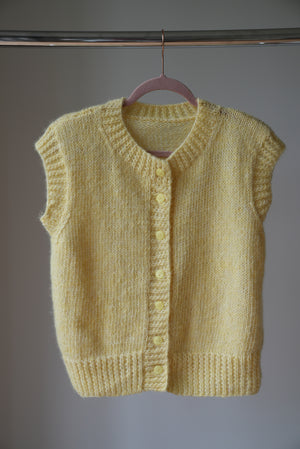 Kamizelka przodem z wełny merino w odcieniu masełkowym Sirka handmade na wieszaku