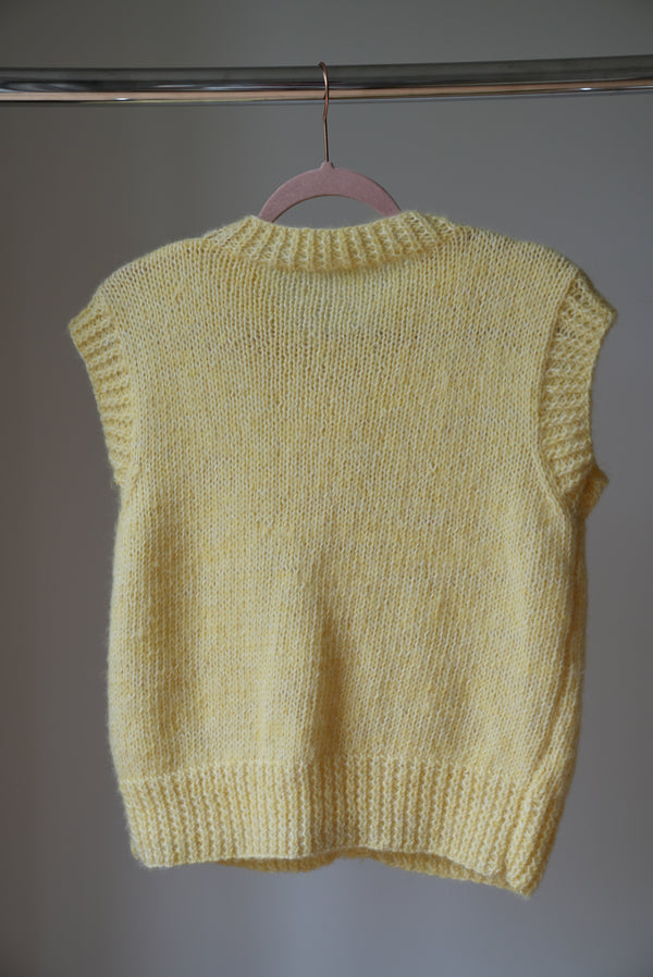 Kamizelka tyłem z wełny merino w odcieniu masełkowym Sirka handmade na wieszaku