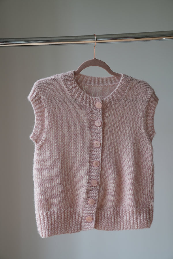 Kamizelka przodem z wełny merino w odcieniu pudrowy róż Sirka handmade na wieszaku