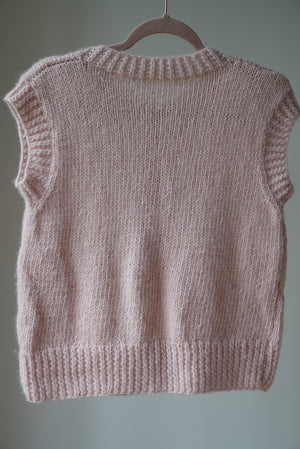 Kamizelka tyłem z wełny merino w odcieniu pudrowy róż Sirka handmade na wieszaku