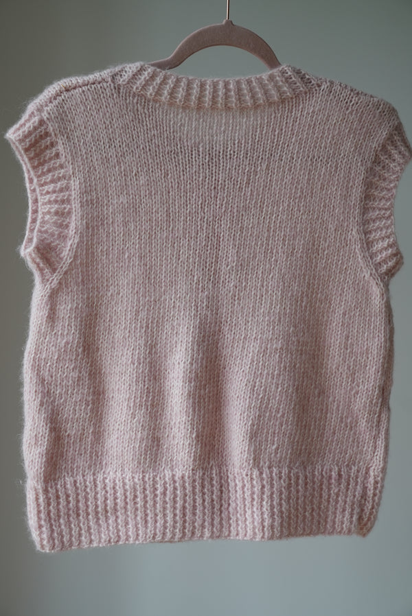 Kamizelka tyłem z wełny merino w odcieniu pudrowy róż Sirka handmade na wieszaku