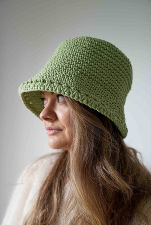 Kobieta w bawełnianym kapeluszu w odcieniu matcha Sirka handmade