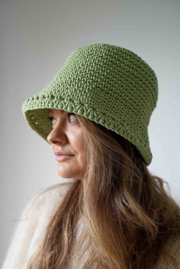 Kobieta w bawełnianym kapeluszu w odcieniu matcha Sirka handmade