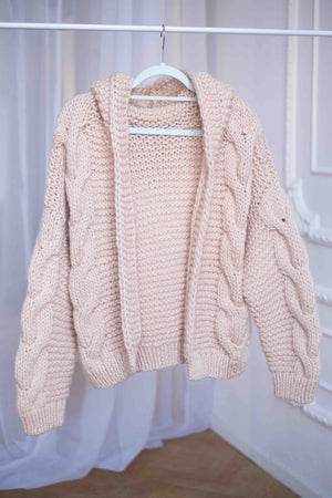 Wełniany kardigan Nicole w odcieniu muszla Sirka handmade na wieszaku