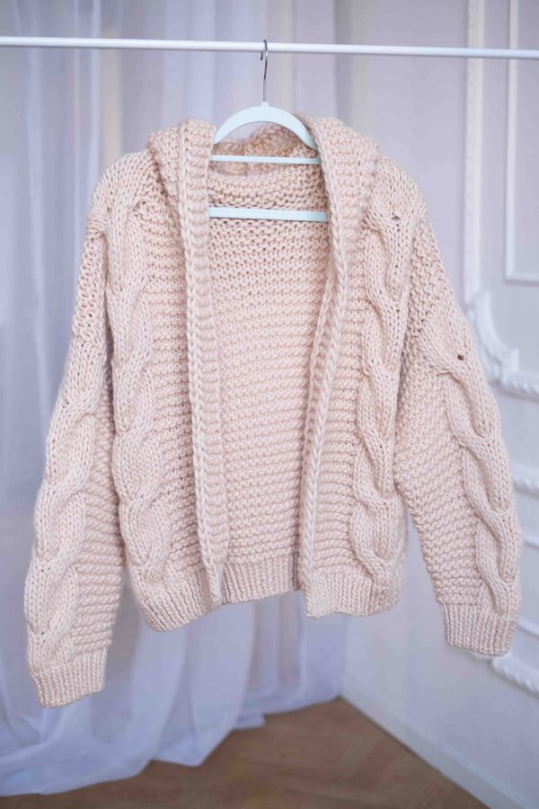 Wełniany kardigan Nicole w odcieniu muszla Sirka handmade na wieszaku