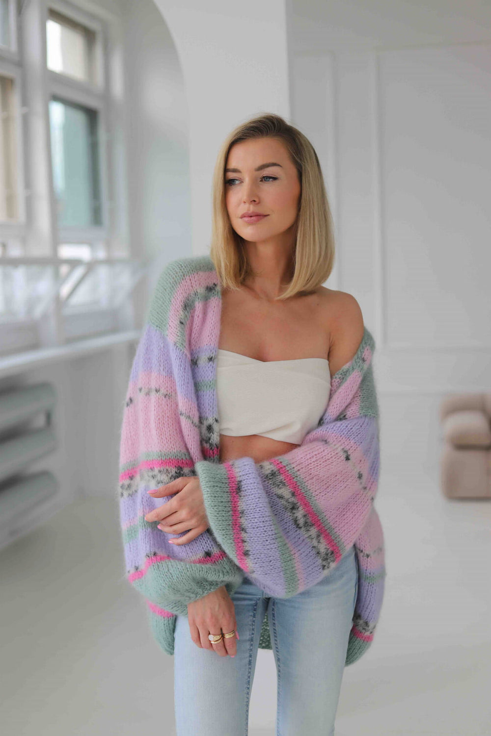 Kobieta w wełnianym, kolorowym kardiganie Izabella Sirka handmade 