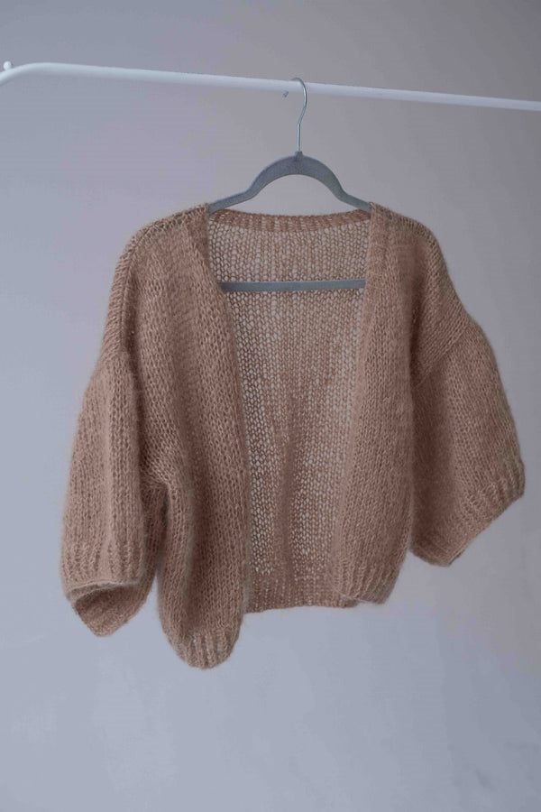 Kardiganie Kejt w odcieniu mocca mouse Sirka handmade na wieszaku