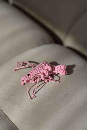 Różowa krewetka brelok Sirka handmade na kanapie