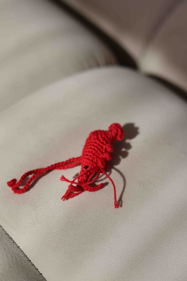 Czerwona krewetka brelok Sirka handmade na kanapie