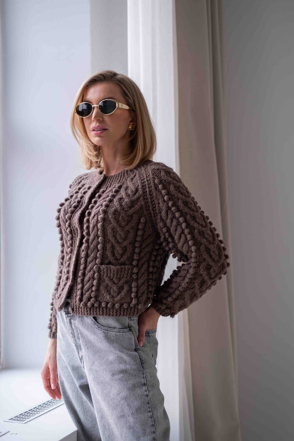 Kobieta w kardiganie w warkocze Sirka handmade
