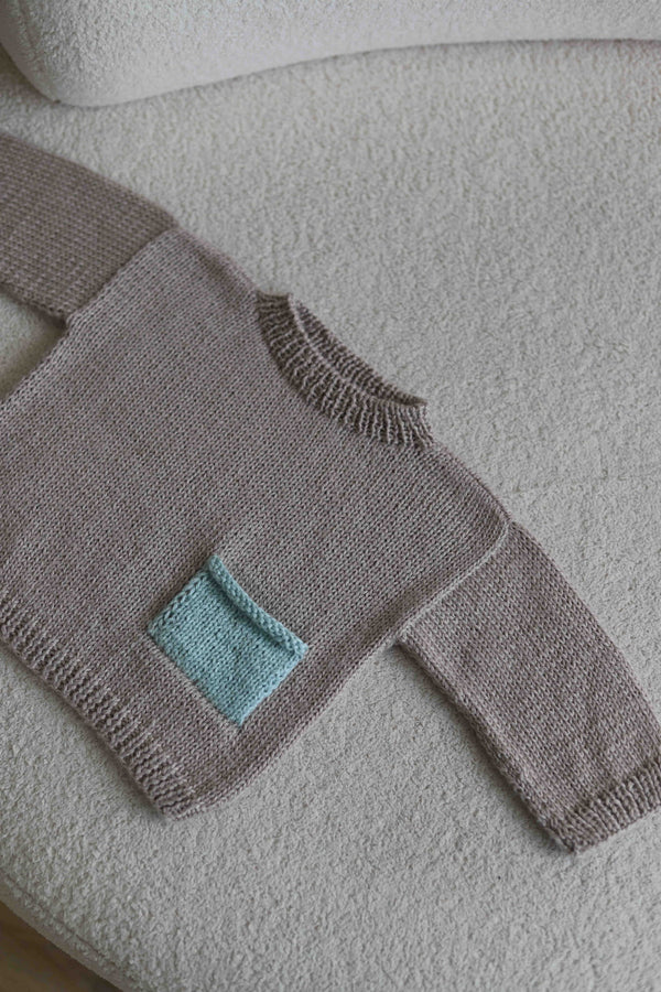 Sweterek z błękitną kieszonką Sirka handmade