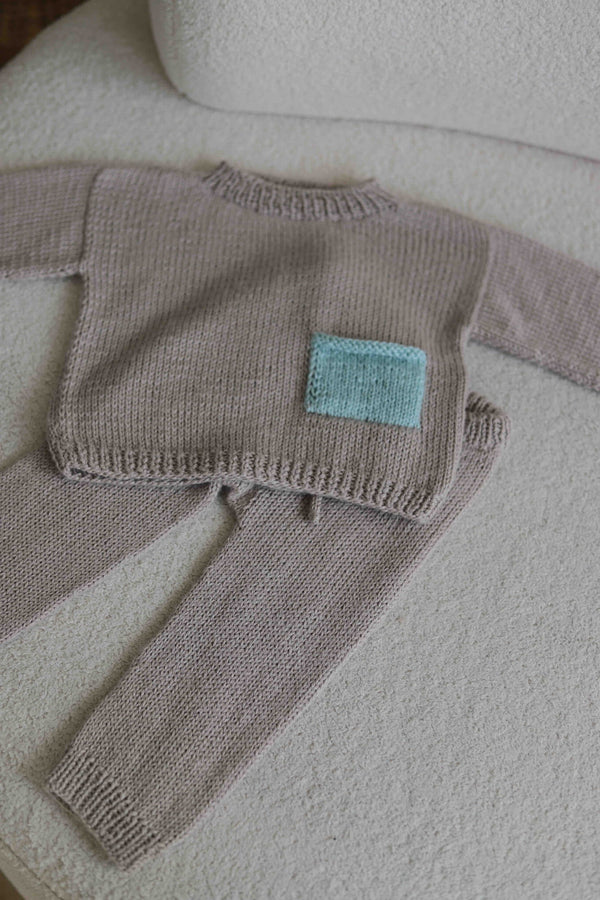 Dziecięcy sweterek i spodenki ręcznie dziergane Sirka handmade