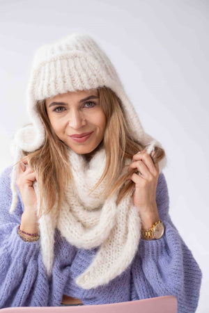 Uśmiechnięta kobieta w uszance i szalu Sirka handmade w odcieniu naturalnym