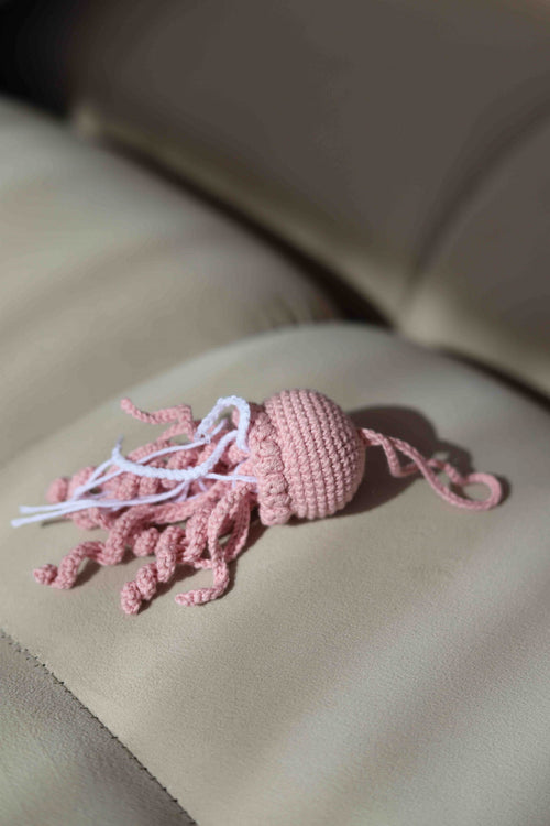 Różowy brelok meduzka leżacy na kanapie Sirka handmade