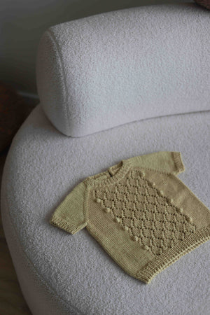 Jedwabny dziecięcy t-shirt Sirka handmade w słomkowym odcieniu 