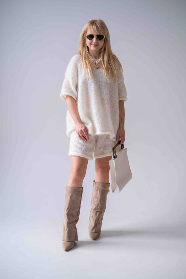 Kobieta w t-shircie i szortach Sirka handmade w kolorze ecru