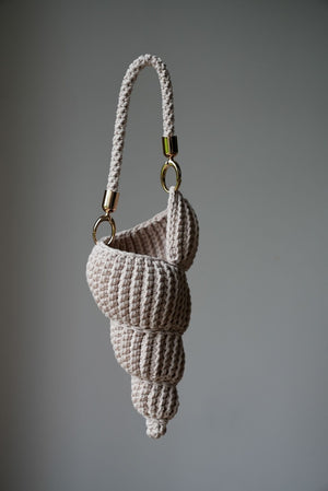 Torebka robiona ręcznie w kształcie muszelki Sirka handmade